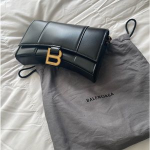 WOMEN'S HOURGLASS WALLET ON CHAIN BOX IN BLACK